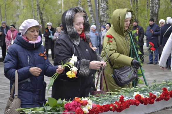 Губернатор Станислав Воскресенский возложил цветы к памятнику «Воину-освободителю» в Балино